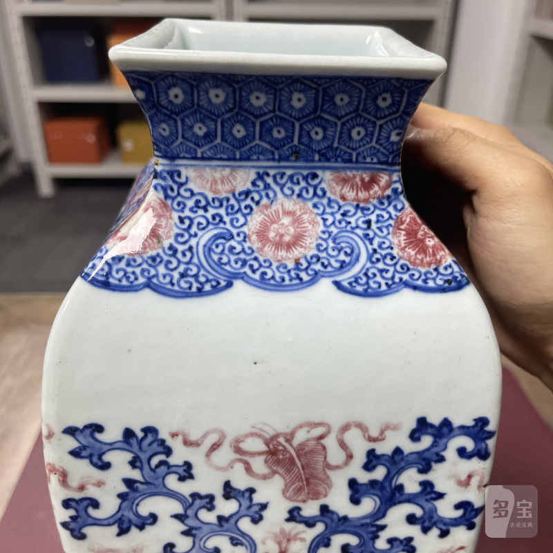 清乾隆 青花釉里红缠枝莲纹四方瓶 - 图10